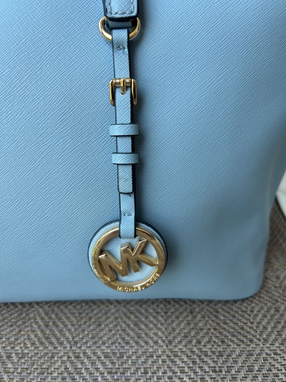 Michael Kors Jet Set Sky Blue Saffiano Leather Tote with gold tone MK Charm - Picture 4 of 14